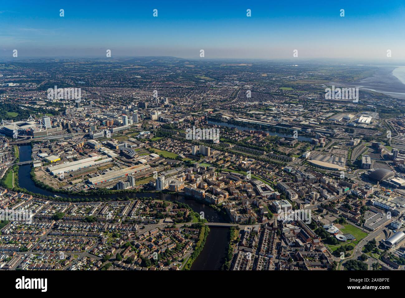Aus der Vogelperspektive über das Stadtzentrum von Cardiff, die Hauptstadt von Wales Stockfoto