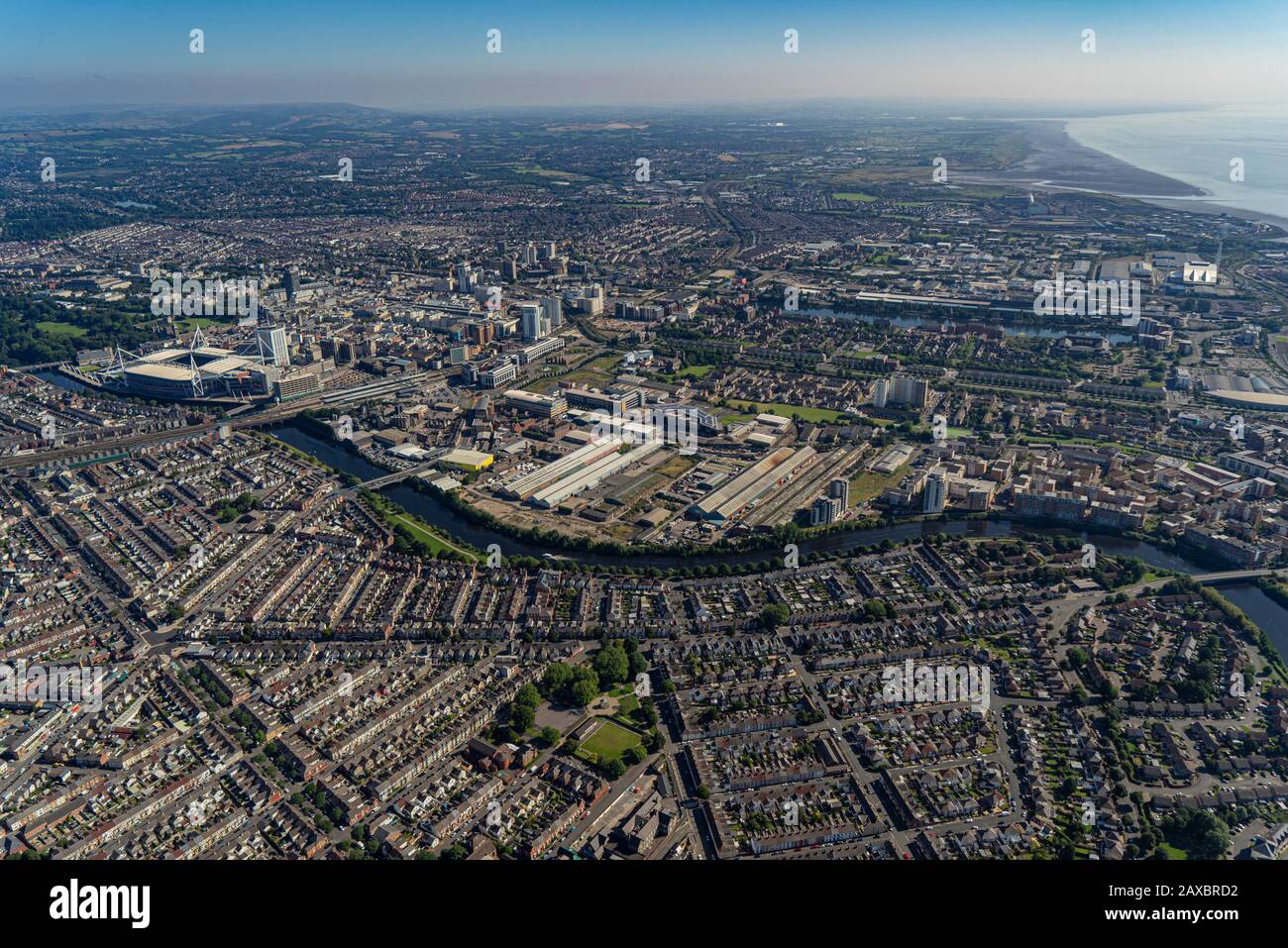 Aus der Vogelperspektive über das Stadtzentrum von Cardiff, die Hauptstadt von Wales Stockfoto