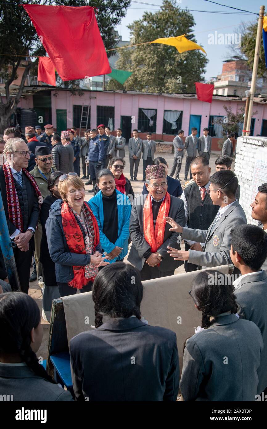 3. Februar 2020, Nepal, Kathmandu: First Lady Elke Büdenbender, Ehefrau des Bundespräsidenten, besucht ein von der UNICEF unterstütztes und von Kindern gelaufene Programm zur Bekämpfung der Cholera. Etwa fünf Jahre nach dem schweren Erdbeben in Nepal reist Büdenbender als Patronin von Unicef ins Himalaya-Land. Foto: Sina Schuldt / dpa Stockfoto