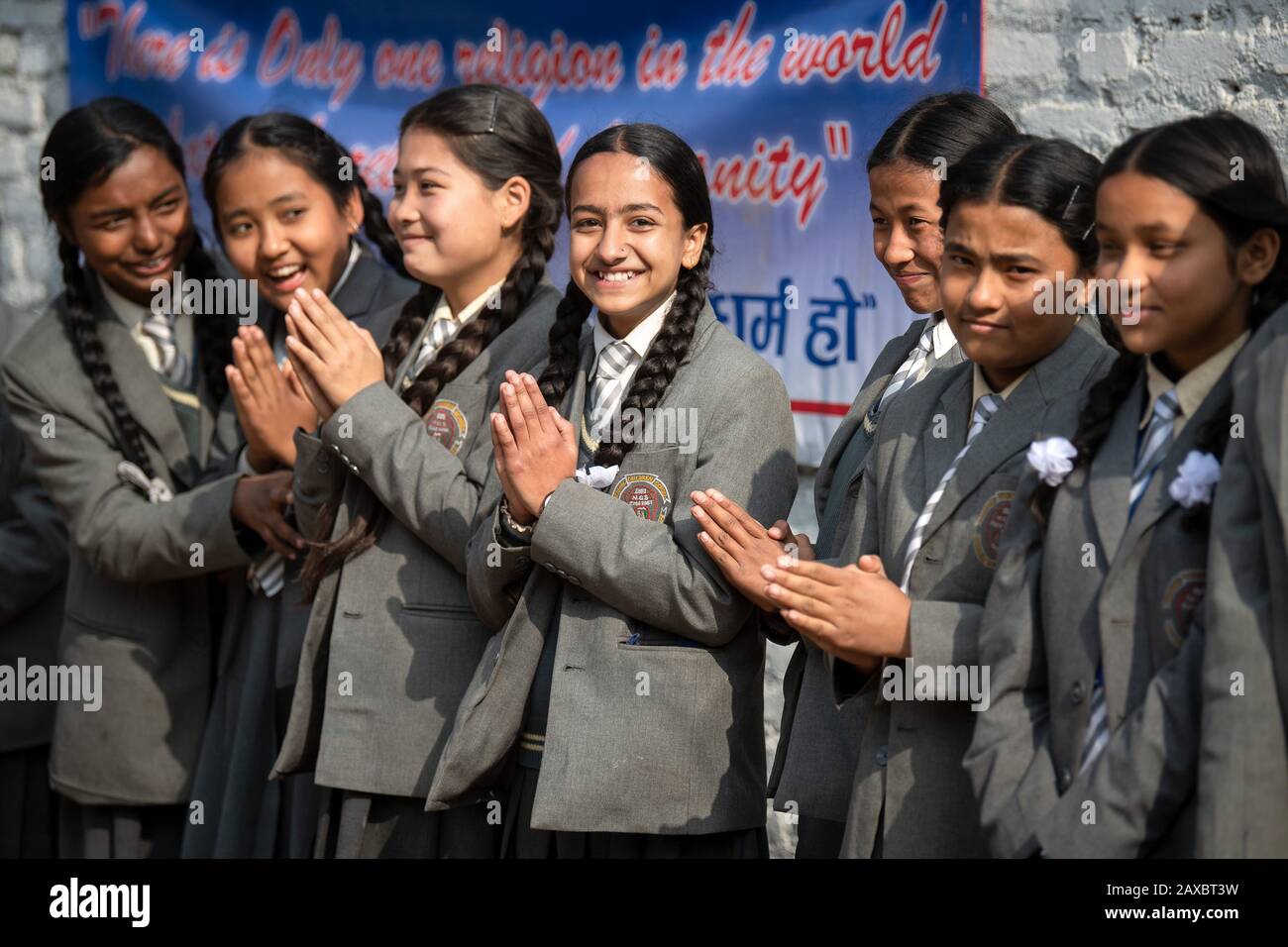 3. Februar 2020, Nepal, Kathmandu: Kinder begrüßen den Besuch Der First Lady Büdenbender bei einem von der UNICEF unterstützten und von Kindern geleiteten Programm zur Bekämpfung der Cholera. Etwa fünf Jahre nach dem schweren Erdbeben in Nepal reist Büdenbender als Patronin von Unicef ins Himalaya-Land. Foto: Sina Schuldt / dpa Stockfoto