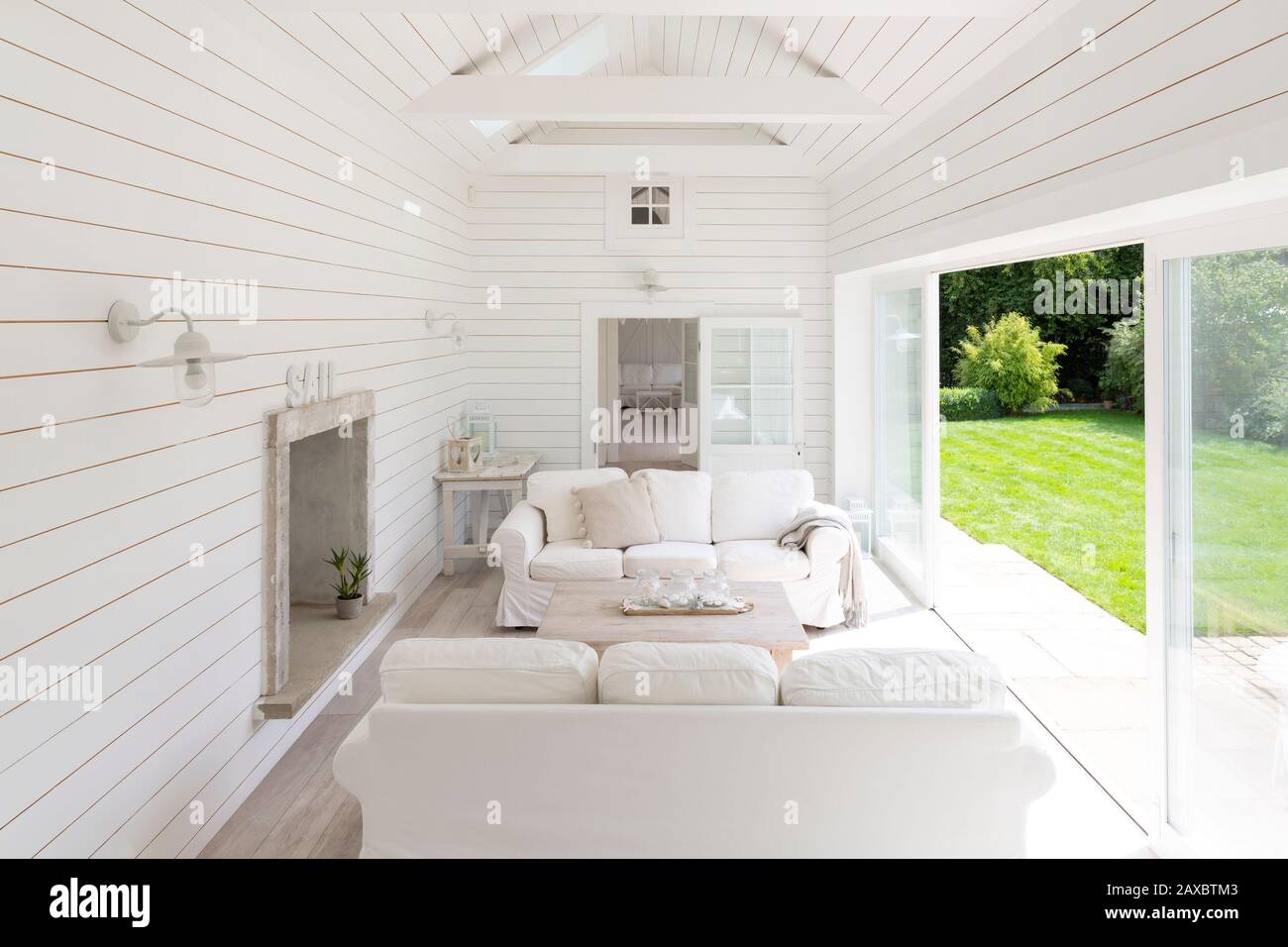 Weisses Holz Shiplap A-Frame Home Showcase Sunroom Stockfoto