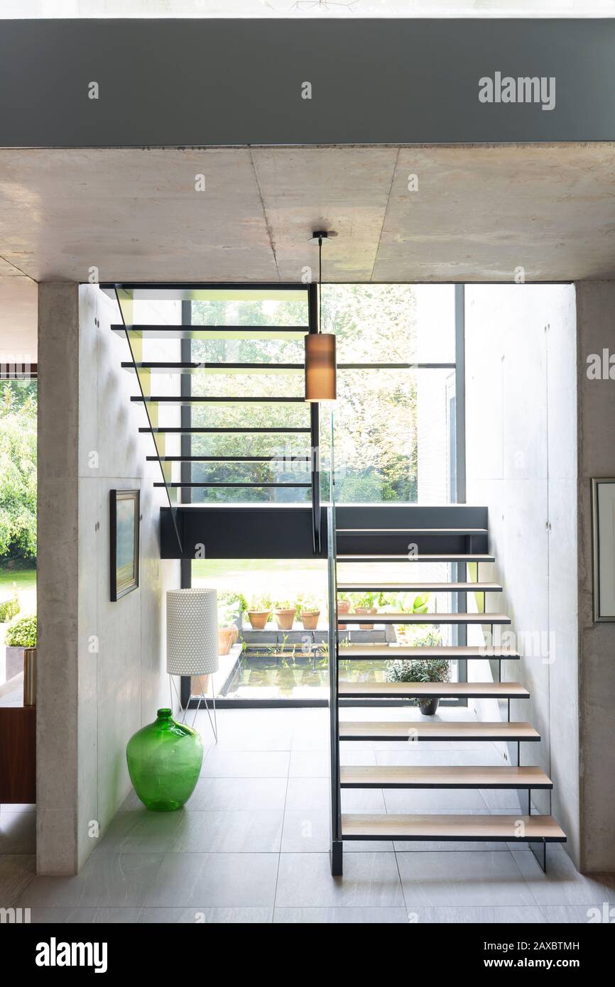 Moderne Treppe im Haus Stockfoto