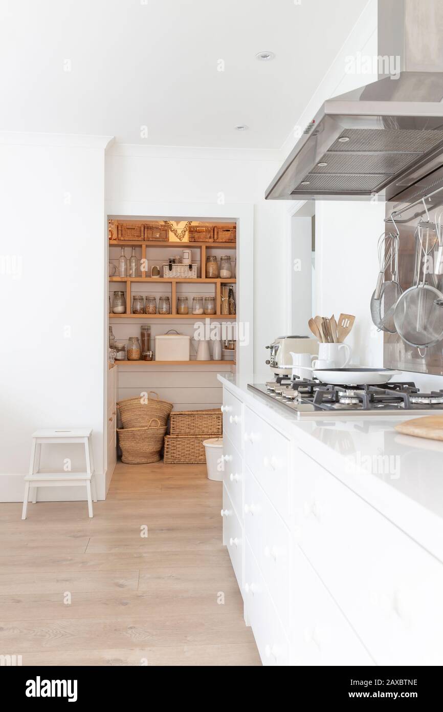 Weiße Haus-Showcase-Küche mit Speisekammer Stockfoto