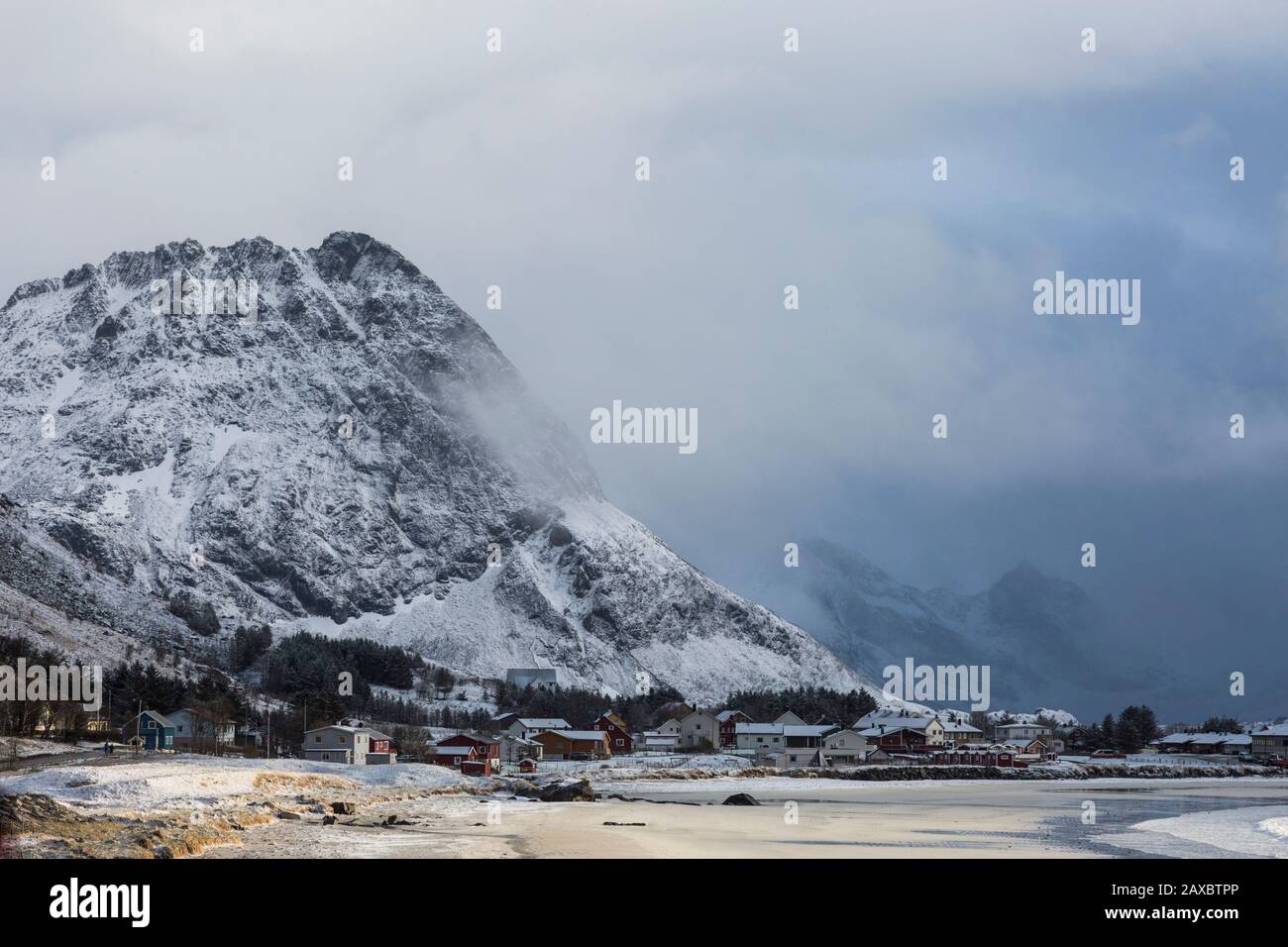 Schneebedeckter Berg über dem abgelegenen Dorf Ramberg Lofoten Norwegen Stockfoto