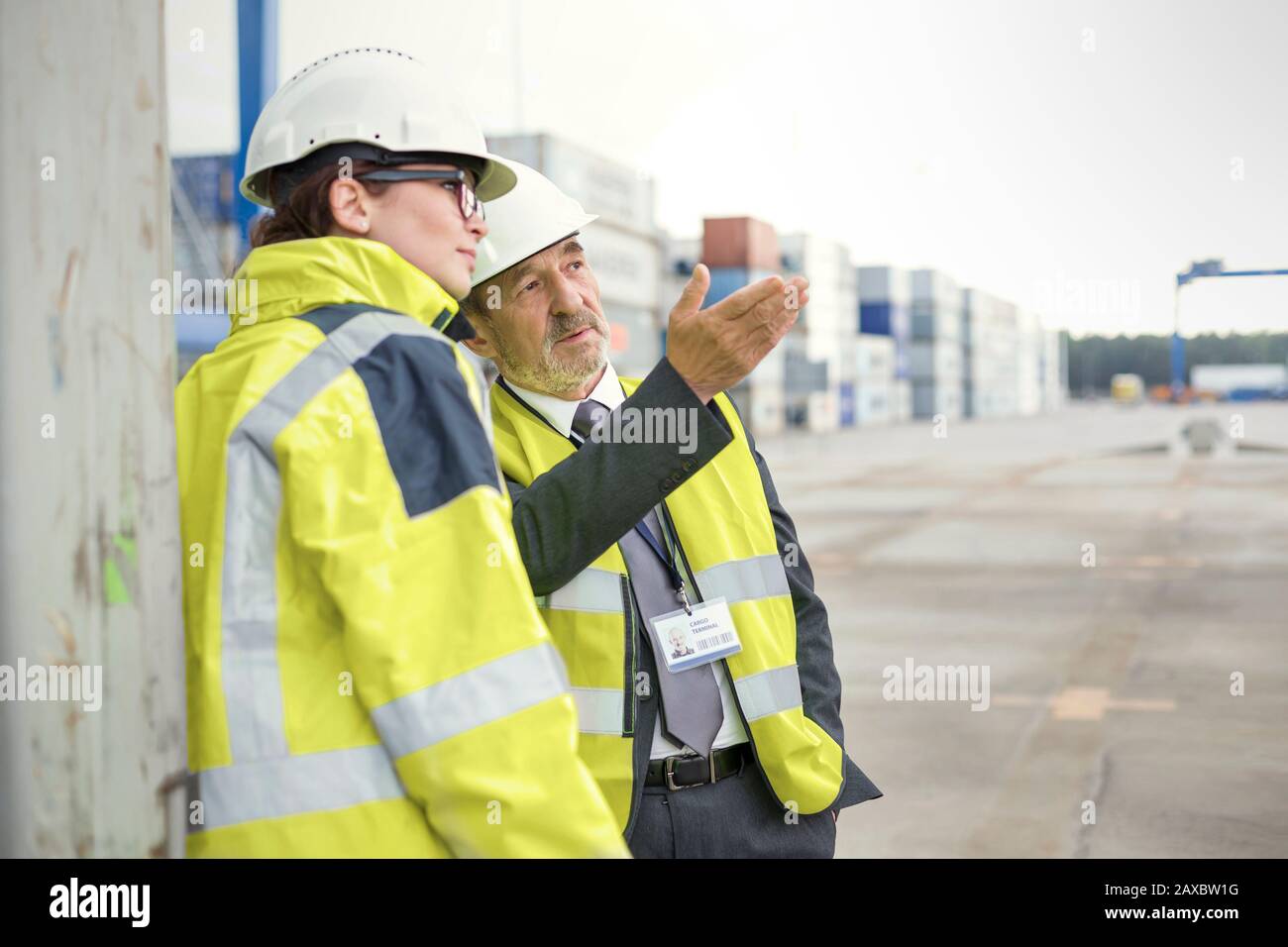Hafenverwalter und Arbeiter sprechen auf der Werft Stockfoto