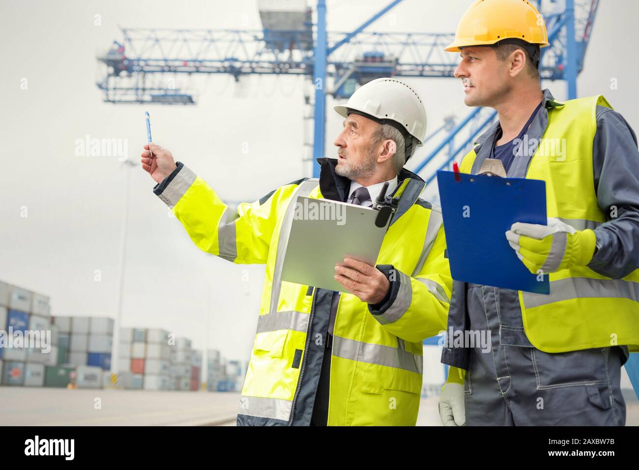Hafenarbeiter und Manager sprechen auf der Werft Stockfoto