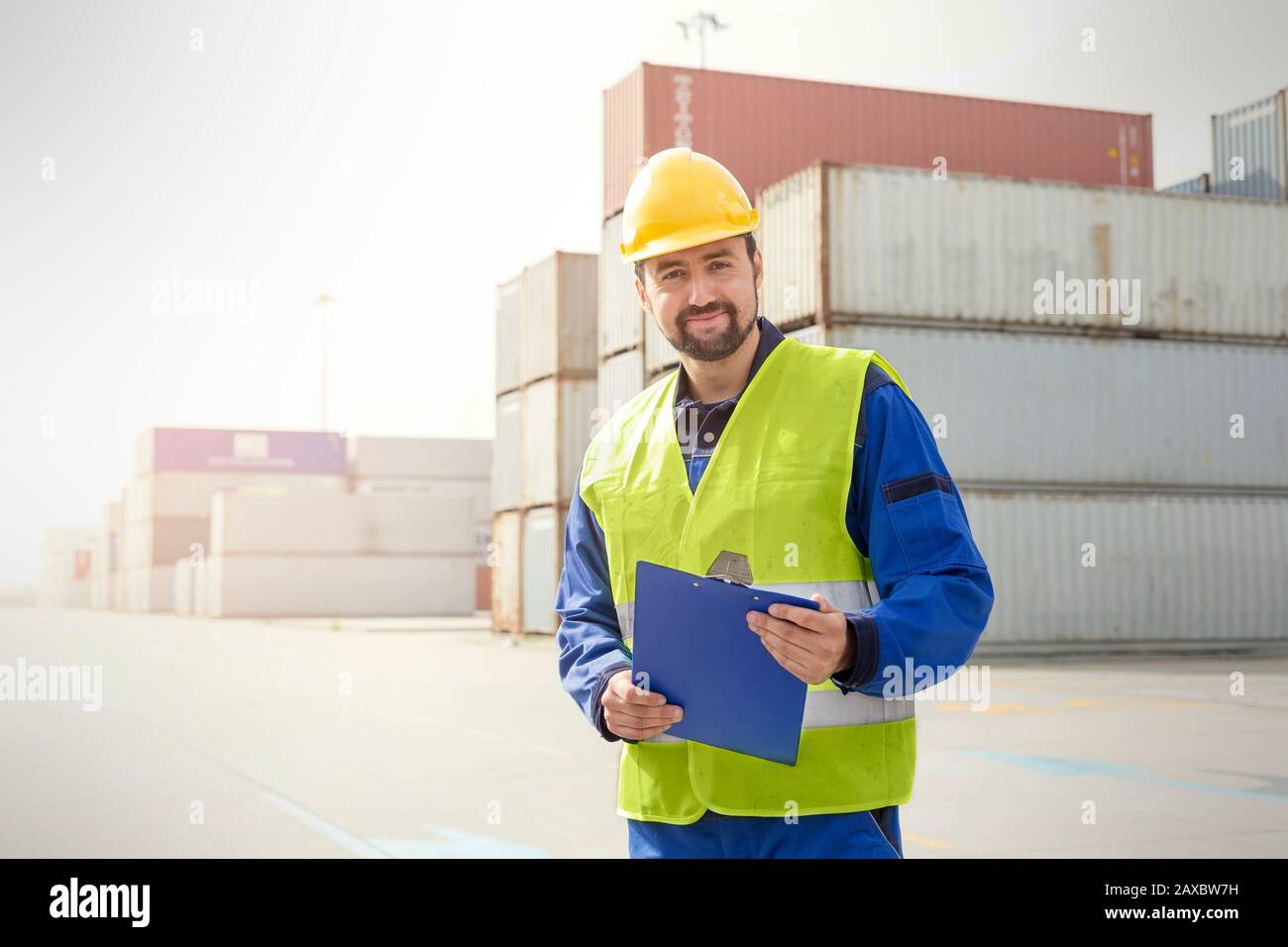 Portrait selbstbewusster Hafenarbeiter mit Clipboard auf der Werft Stockfoto