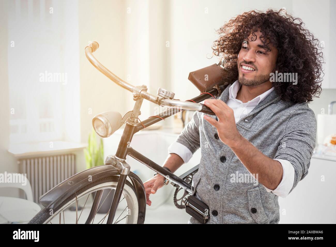 Lächelnden jungen Mann Fahrrad Durchführung Stockfoto