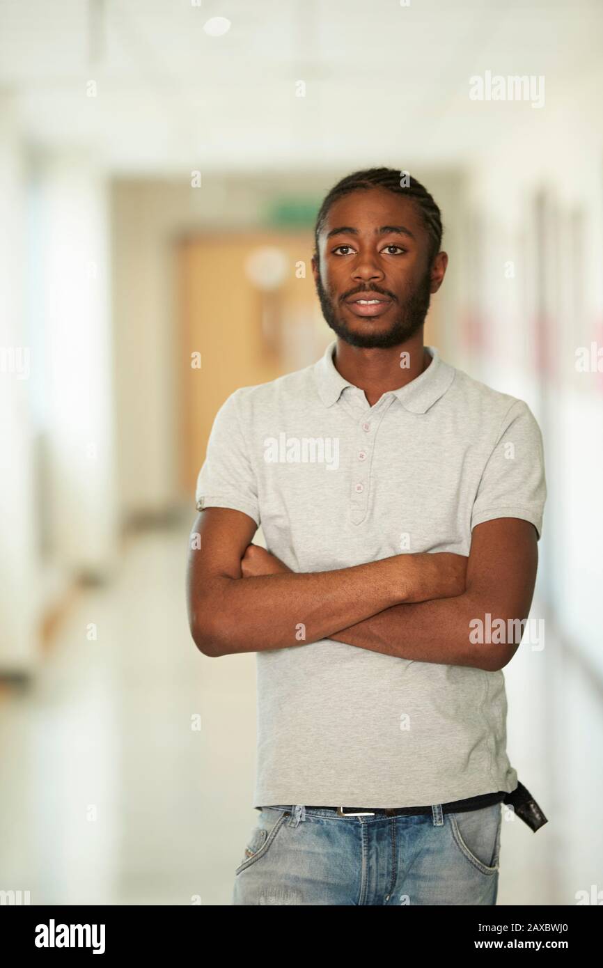 Portrait selbstbewusster Student der männlichen Hochschule im Korridor Stockfoto