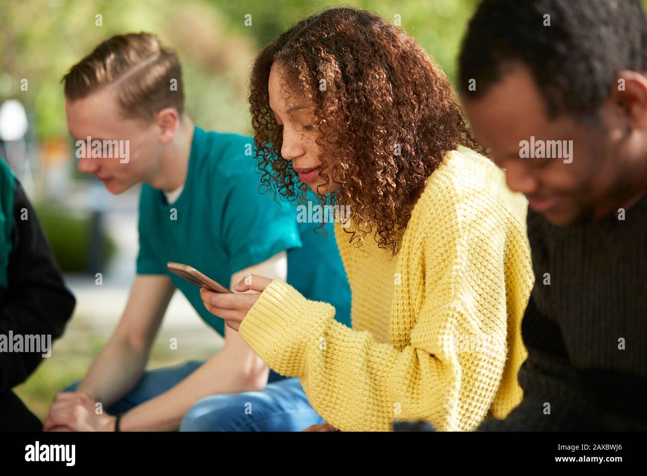 Junge Studentin mit Smartphone Stockfoto