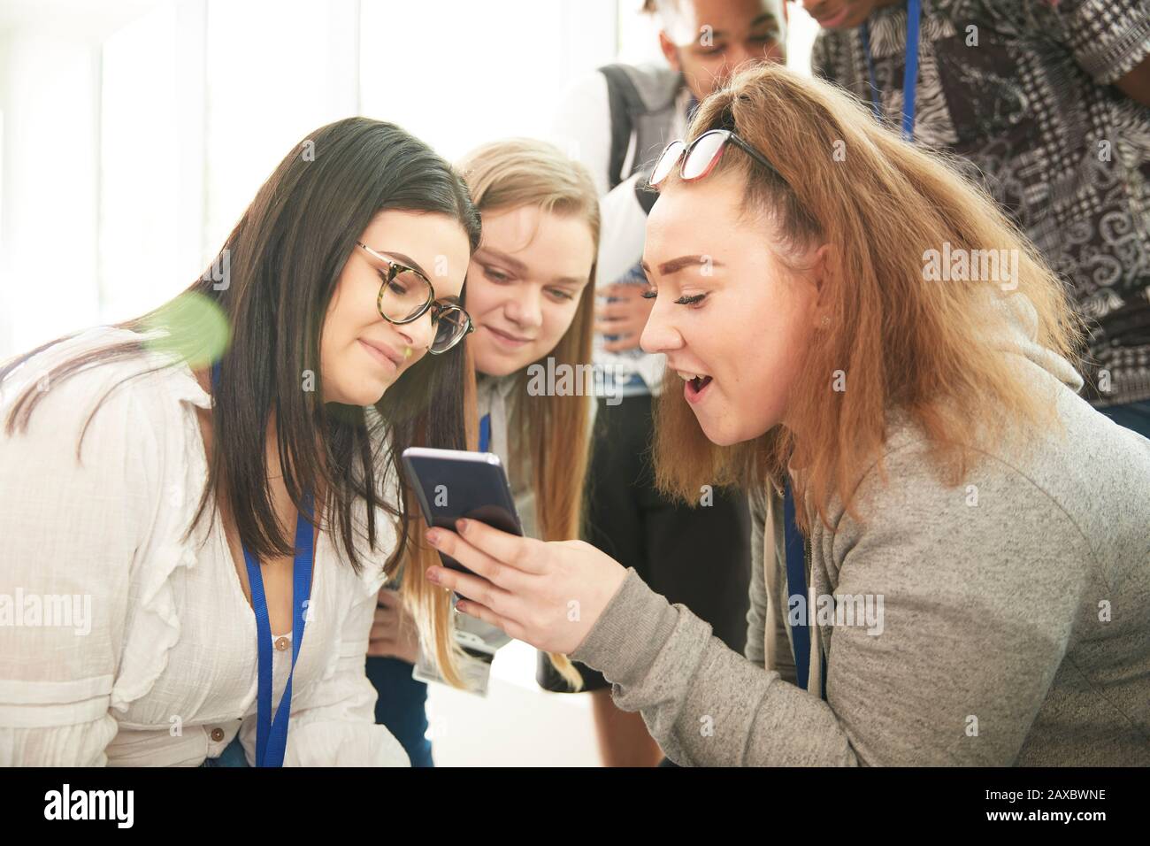 High School Mädchen Freunde mit Smartphone Stockfoto