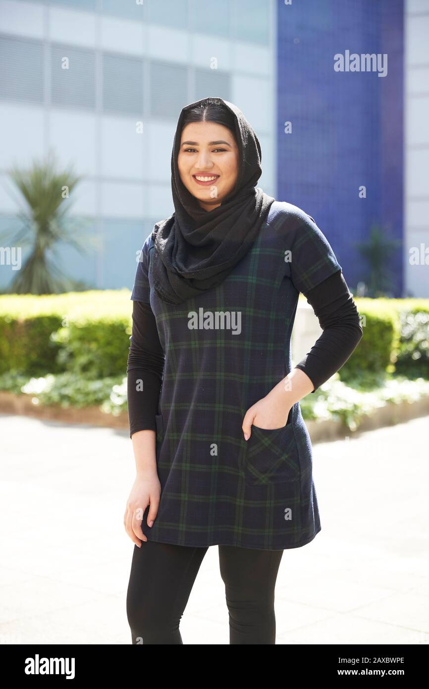 Portrait selbstbewusste junge Frau im Hijab Stockfoto