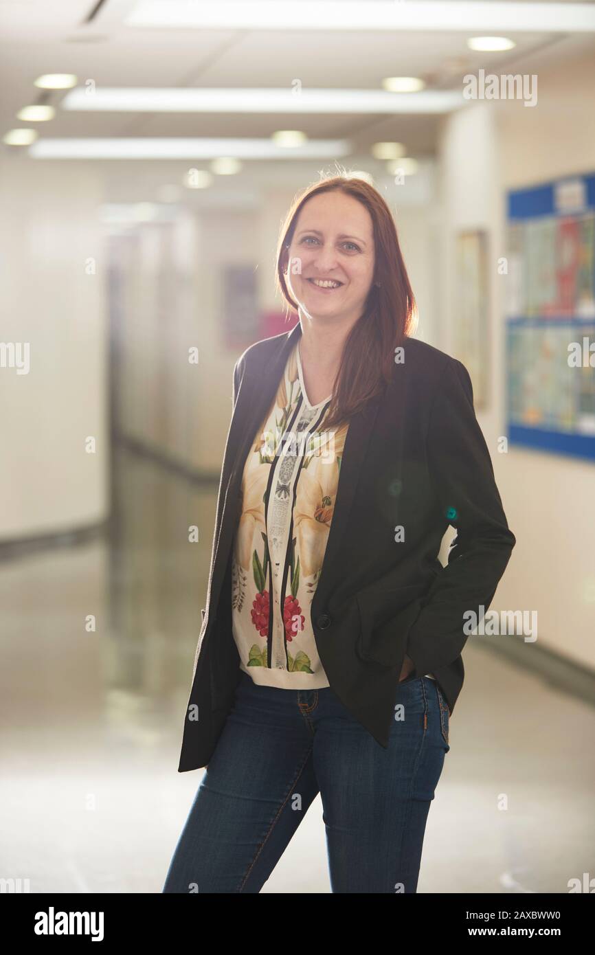 Portrait selbstbewusste Lehrerin im Korridor Stockfoto