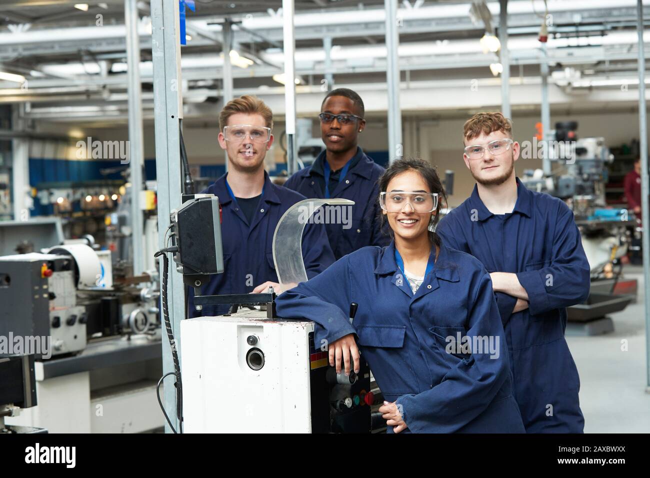 Portrait selbstbewusste Studenten in der Shop-Klasse Stockfoto