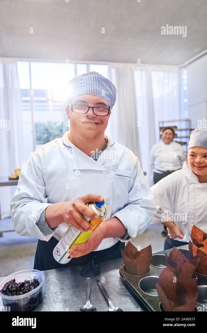 Portrait selbstbewusster männlicher Student mit Down-Syndrom in Back-Klasse Stockfoto