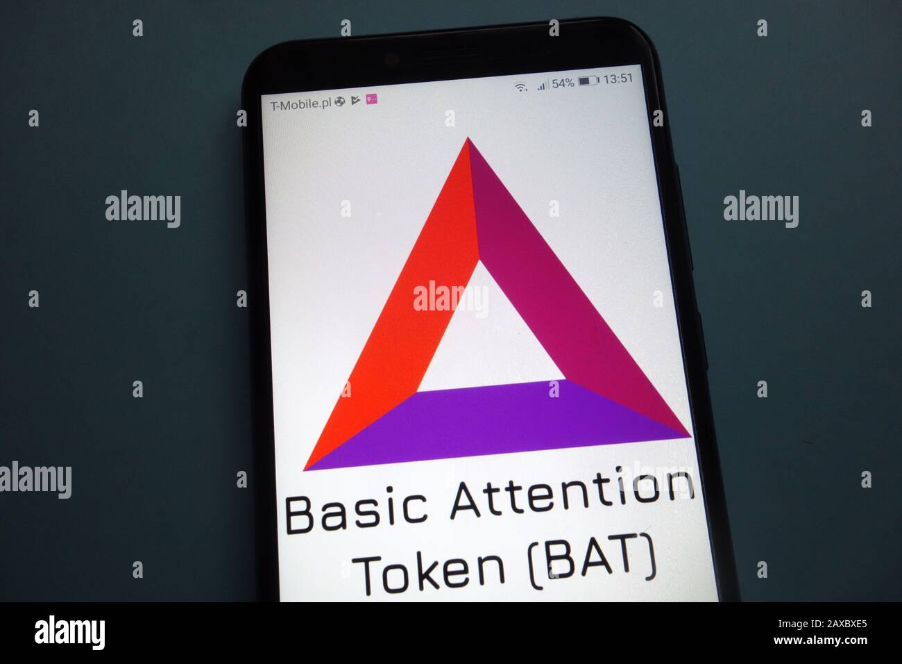 BAT-Logo (Basic Attention Token) auf dem Smartphone Stockfoto