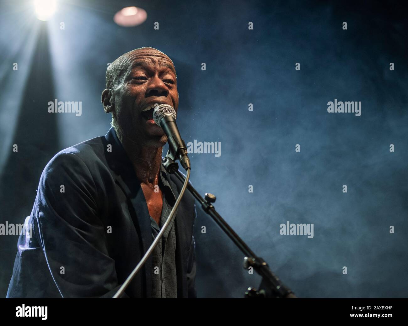 Andrew Roachford MBE trat 2019 live im Konzert auf Stockfoto