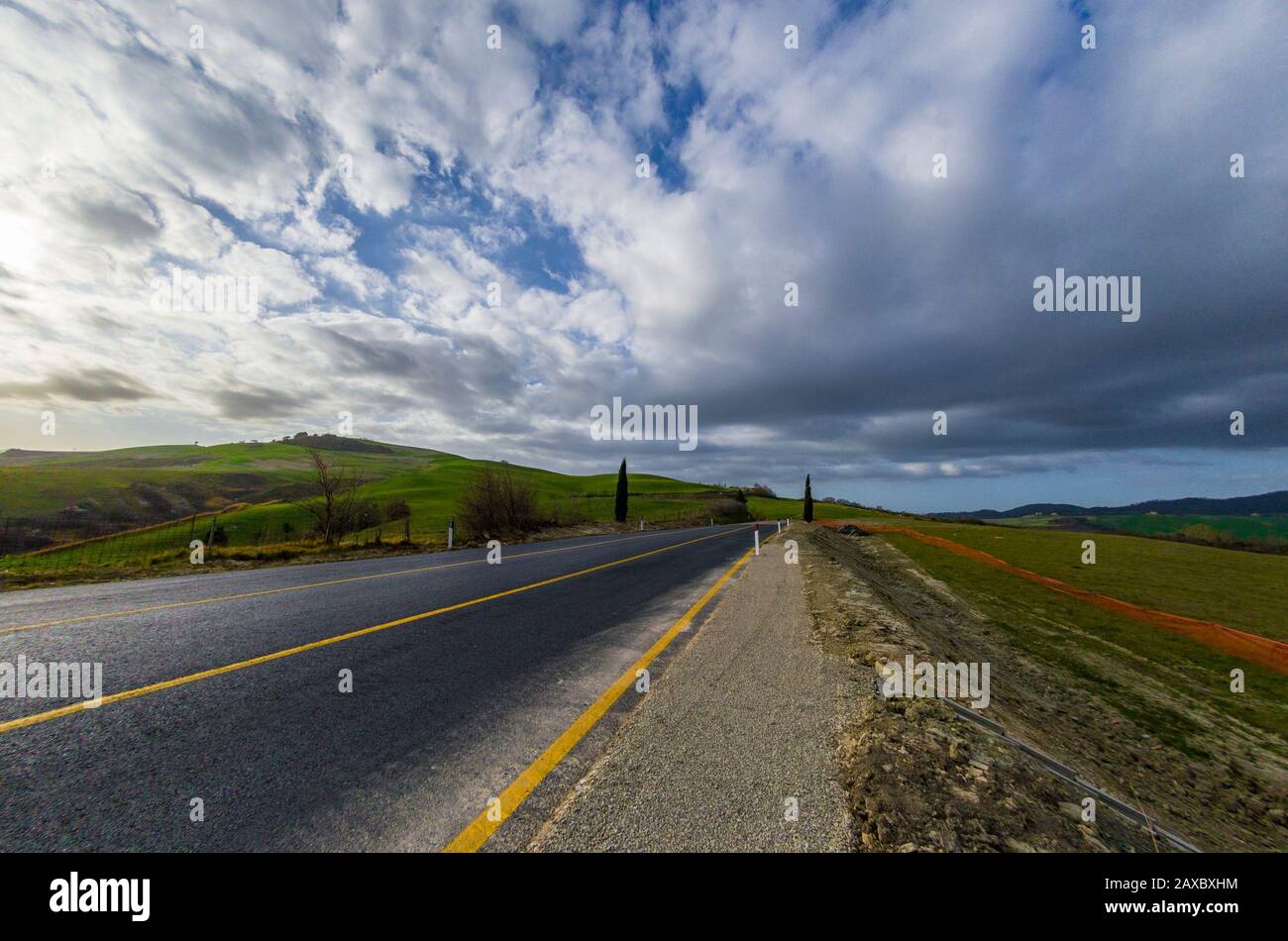 Landschaftlich schöner Straßenabschnitt in der toskanischen Landschaft Stockfoto