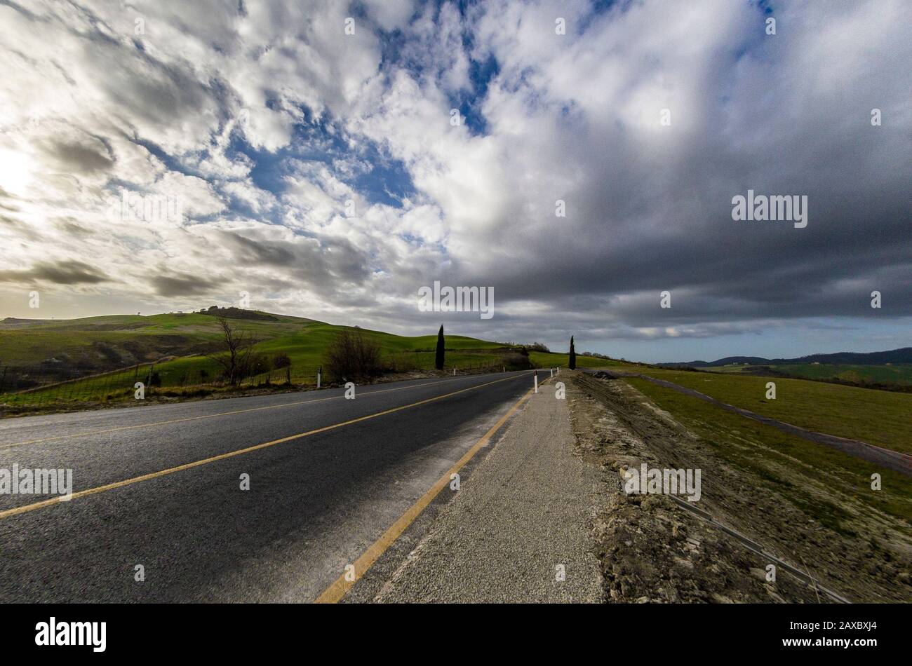 Landschaftlich schöner Straßenabschnitt in der toskanischen Landschaft Stockfoto
