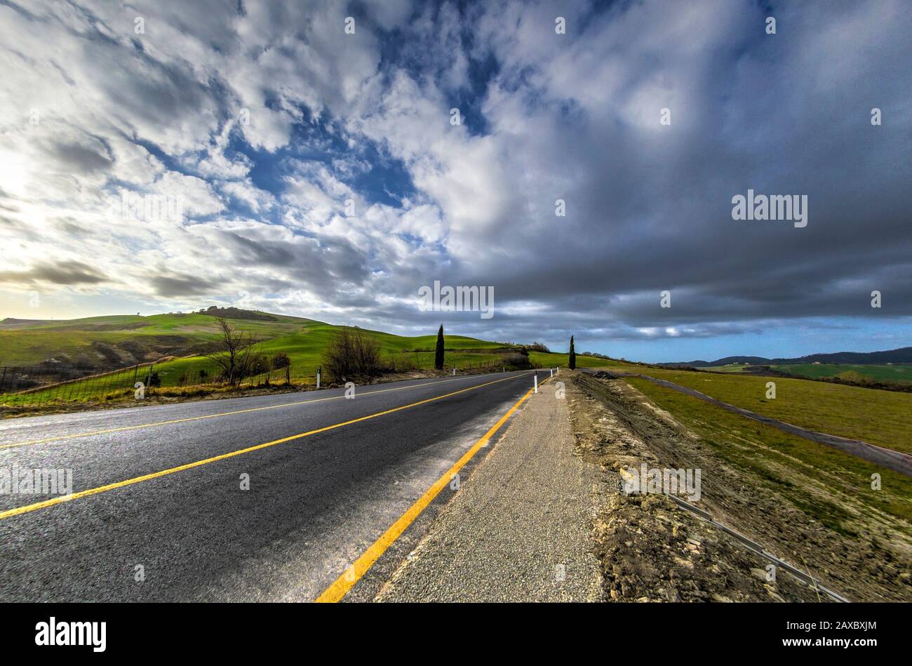 Landschaftlich schöner Straßenabschnitt in der toskanischen Landschaft Stockfoto