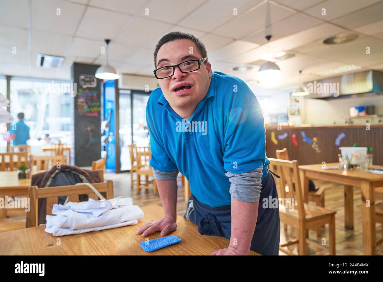 Portrait selbstbewusster junger Mann mit Down-Syndrom arbeitet im Café Stockfoto