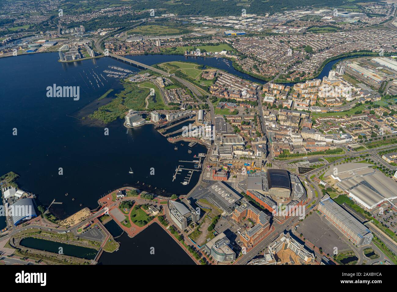 Aus der Vogelperspektive über das Stadtzentrum von Cardiff, die Hauptstadt von Wales Stockfoto