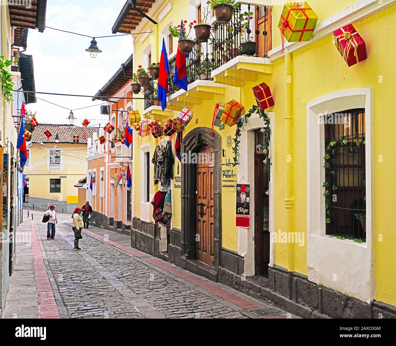 Die Straße La Ronda mit Kunsthandwerkerläden, Galerien und Restaurants, die bei Touristen beliebt sind, liegt in Der Altstadt von Quito, Ecuador. Stockfoto