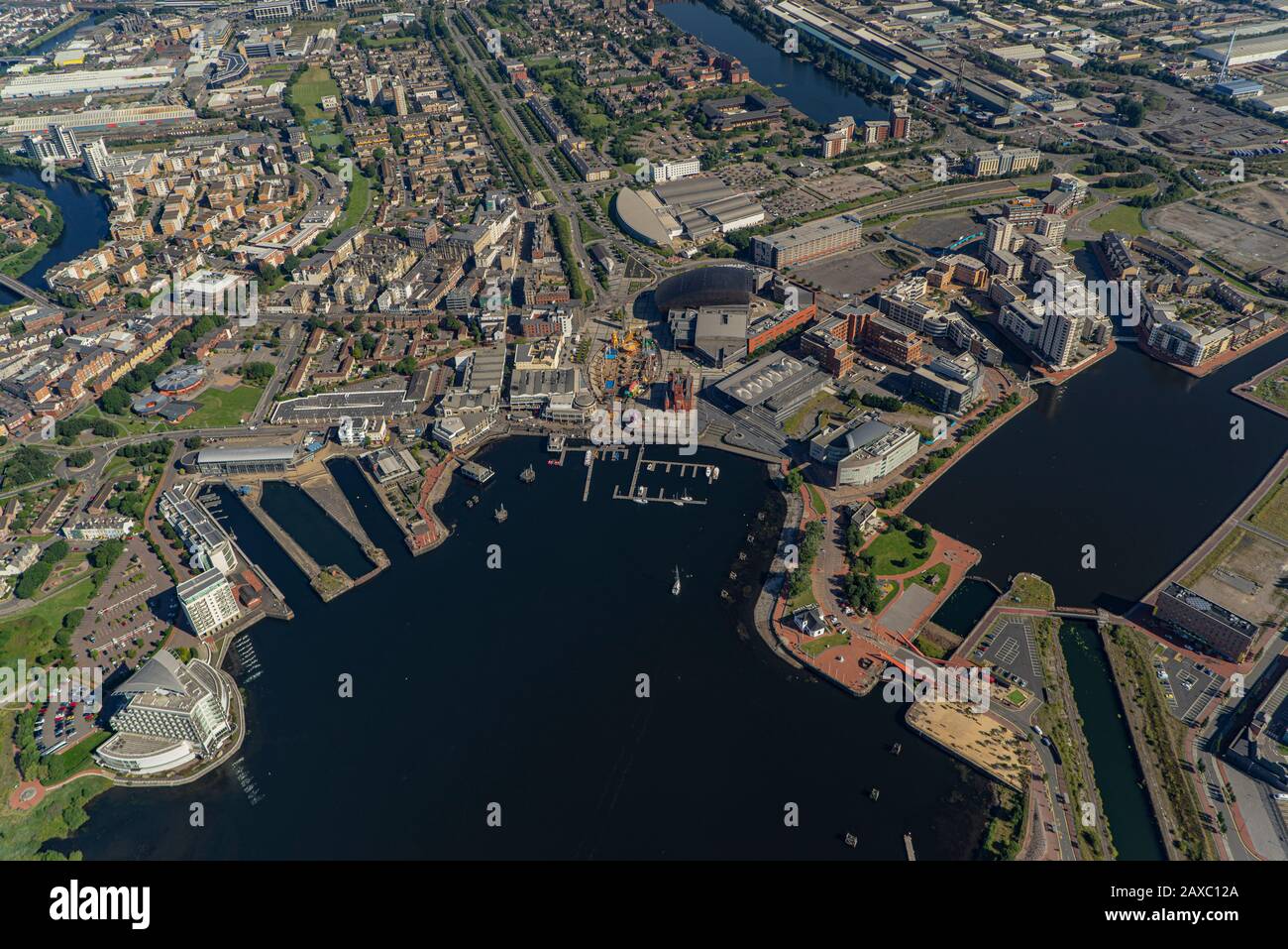 Aus der Vogelperspektive über das Stadtzentrum von Cardiff, die Hauptstadt von Wales Stockfoto