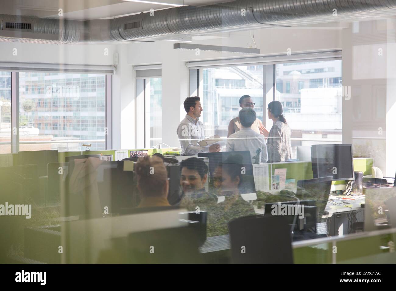 Unternehmen, die Menschen sprechen im Großraumbüro Stockfoto