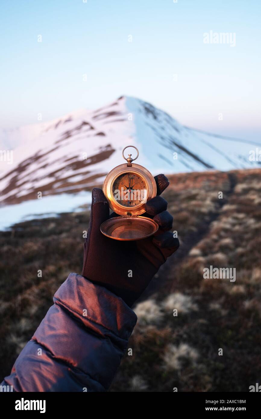 Mann mit retro Kompass in der Hand in die hohen Berge. Travel Concept. Landschaftsfotografie Stockfoto