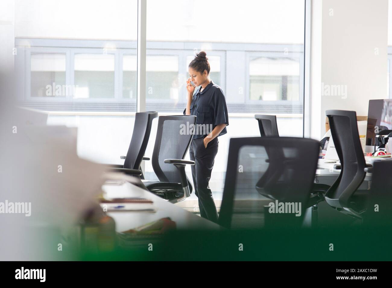 Geschäftsfrau mit Smart Phone im Büro Stockfoto