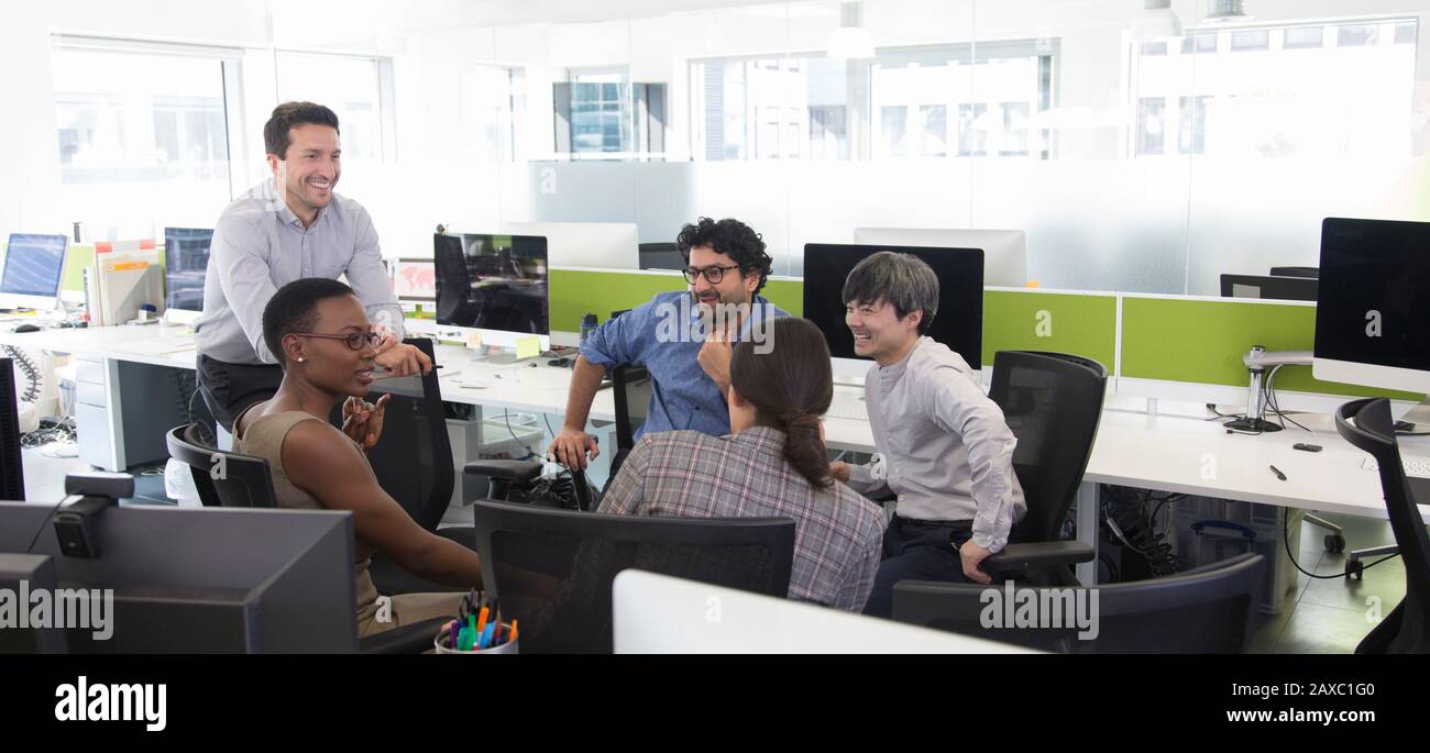 Geschäftsleute treffen sich in Plan-Büro eröffnet Stockfoto