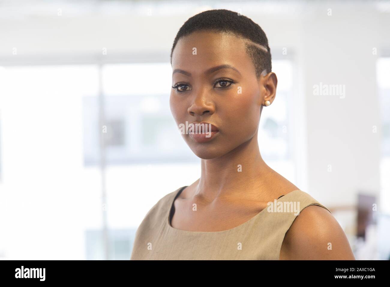 Porträt zuversichtlich, ernst Geschäftsfrau Stockfoto
