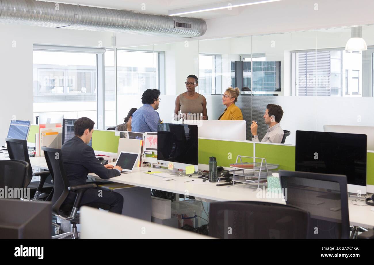 Business Leute unterhalten, Treffen im Großraumbüro Stockfoto