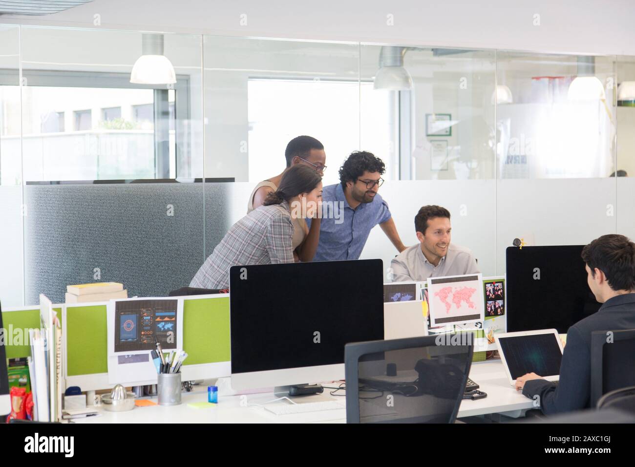 Business Leute, die am Computer in Großraumbüro Stockfoto