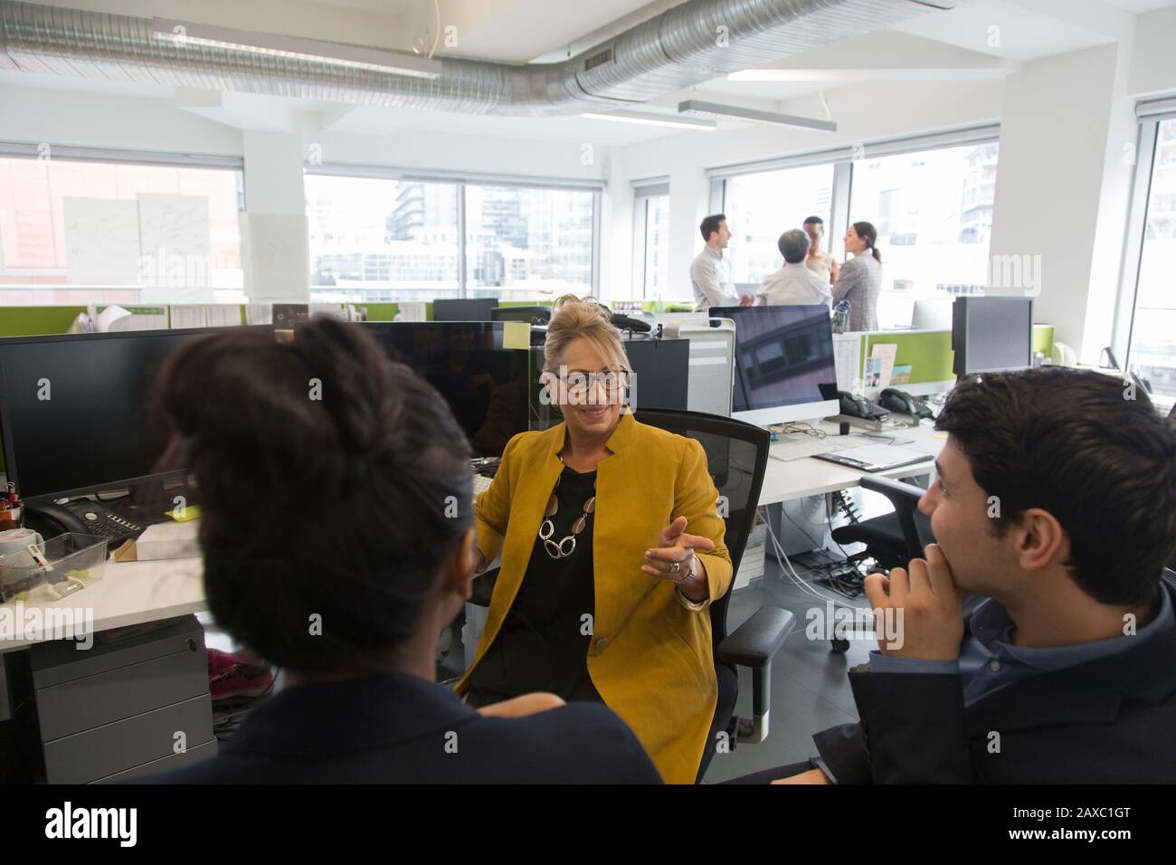 Business Leute unterhalten, Treffen im Großraumbüro Stockfoto