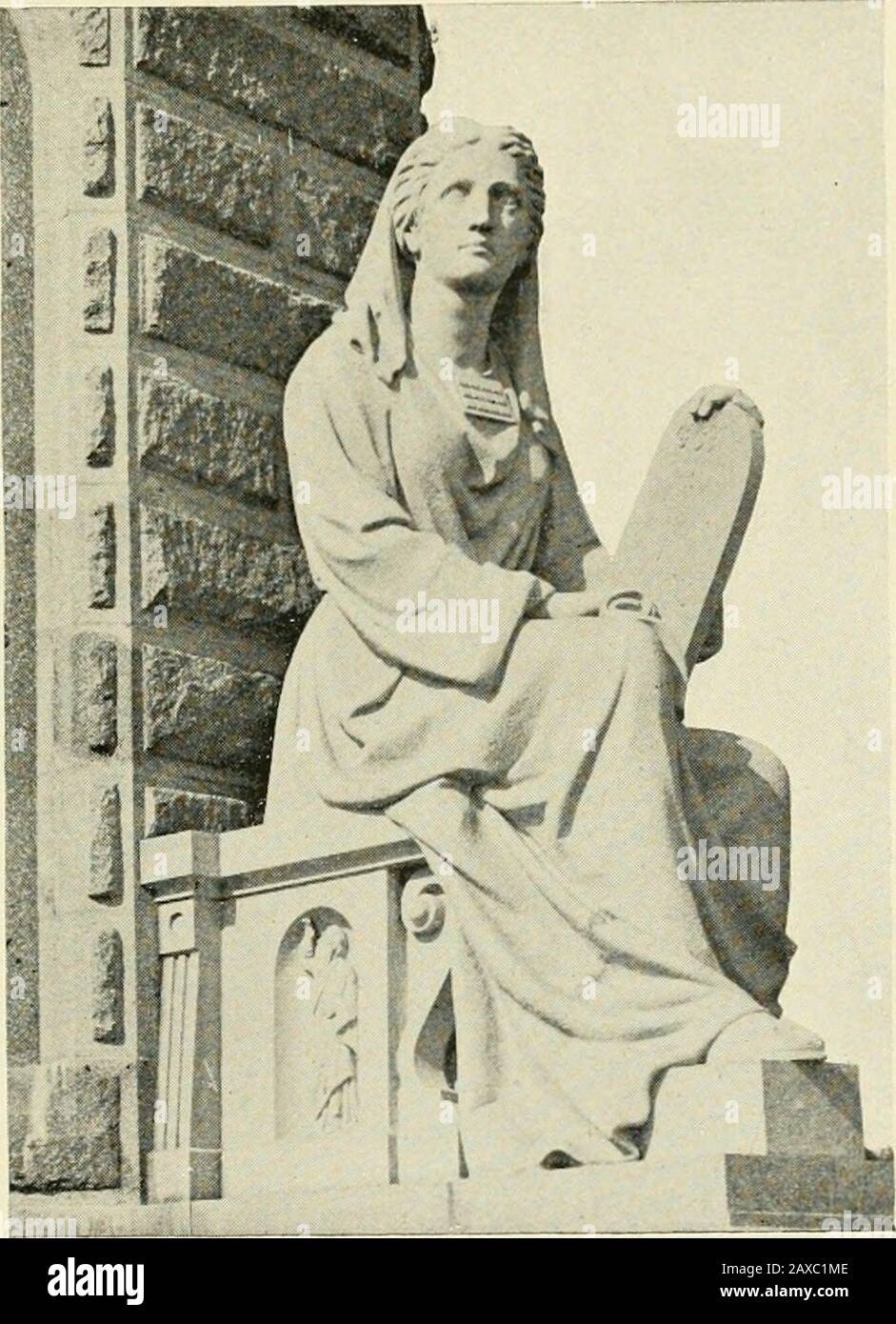 Leitfaden für historische PlymouthOrte und Objekte von Interesse . an ^•iev b- ihnen, die zu einem erfolgreichen Abschluss verfolgt werden. Der Plan des Prhipalpodest ist achteckig, mit vier kleinen und vier großen Flächen; von den kleinen Flächen projizieren vier Strebepfeiler oder Flügelsockel. Auf dem Hauptsockel steht eine Glaubensfigur. Ein Fußtreter auf dem Vorderfelsen; in der linken Hand hält sie eine Bibel: Mit der rechten Erhebung zeigt sie in den Himmel. Wenn sie nach unten blickt, was sie anspricht, scheint sie sie zu einem Vertrauen in eine höhere Macht zu rufen. Auf jedem der vier kleineren oder wingpodest befindet sich eine sitzende Figur Stockfoto