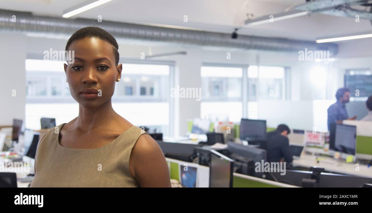 Portrait selbstbewusst festgestellte Geschäftsfrau im Büro Stockfoto