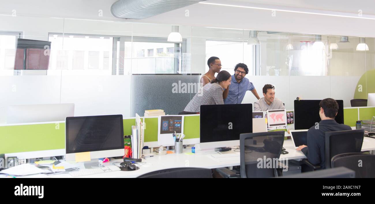 Geschäftsleute sprechen und treffen sich am Computer in einem offenen Büro Stockfoto