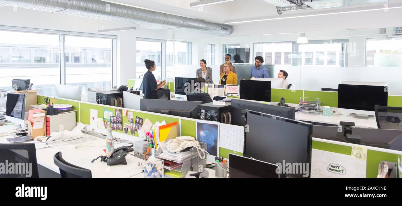 Geschäftsleute treffen sich in Plan-Büro eröffnet Stockfoto