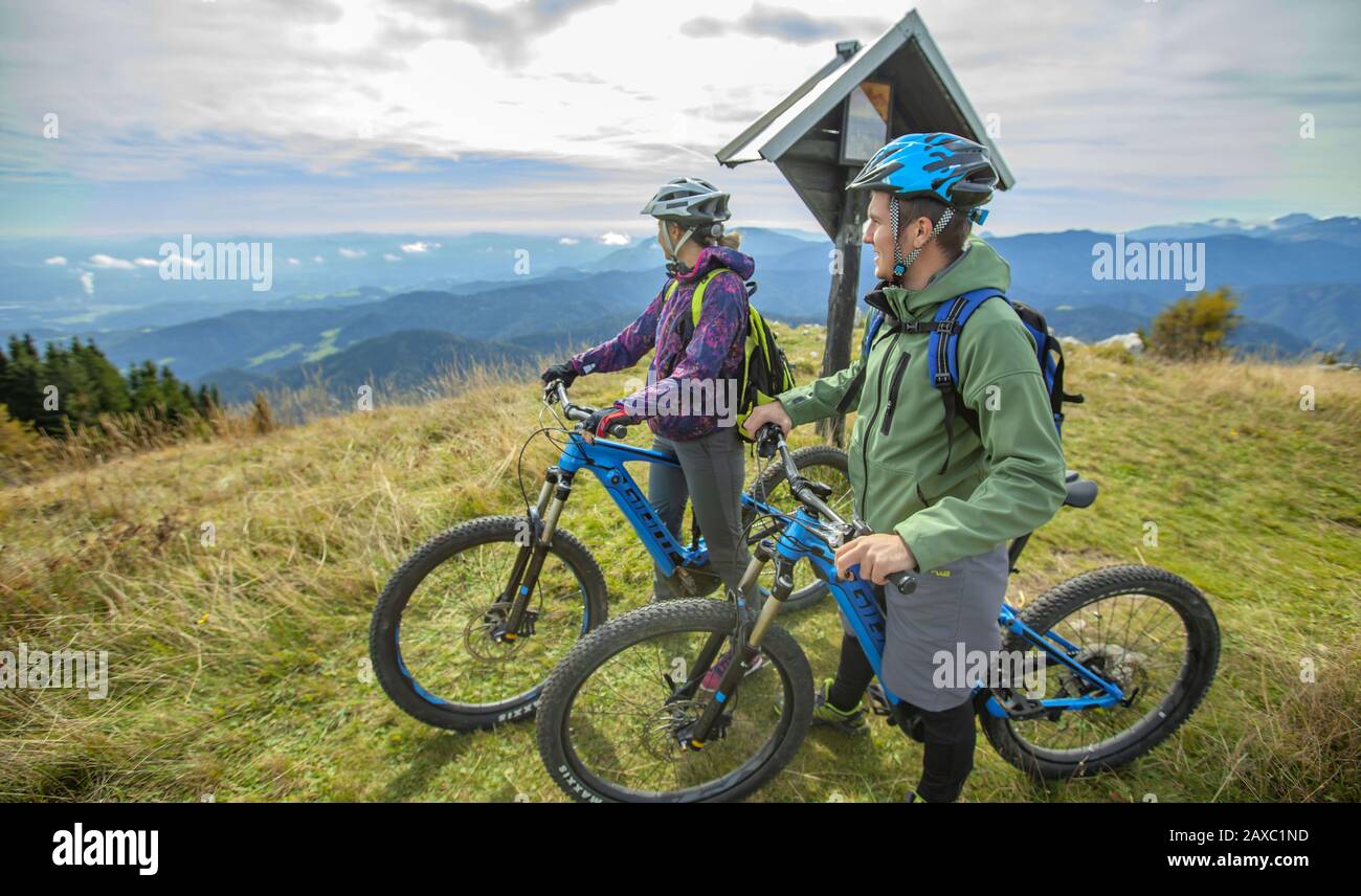 Schöne Aufnahme von zwei Radfahrern stehen und Blick auf die Wunder der Natur Stockfoto