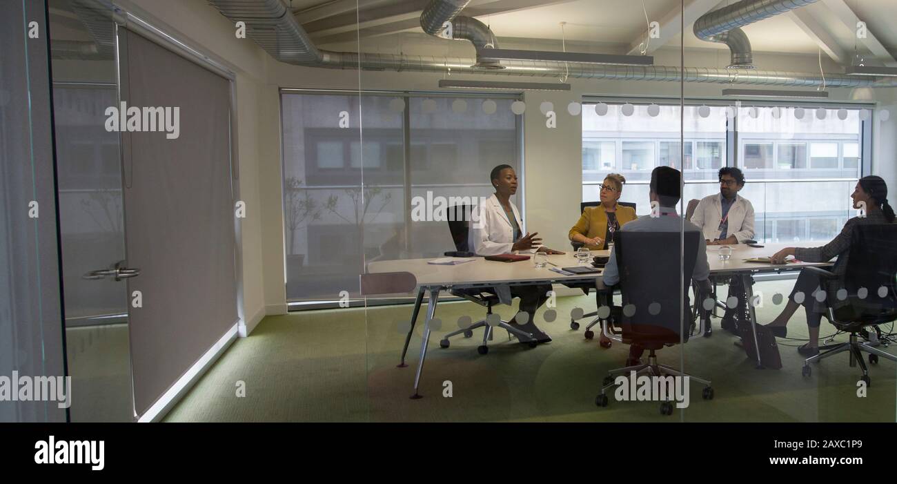 Ärzte und Administratoren sprechen in einem Konferenzzimmer Stockfoto