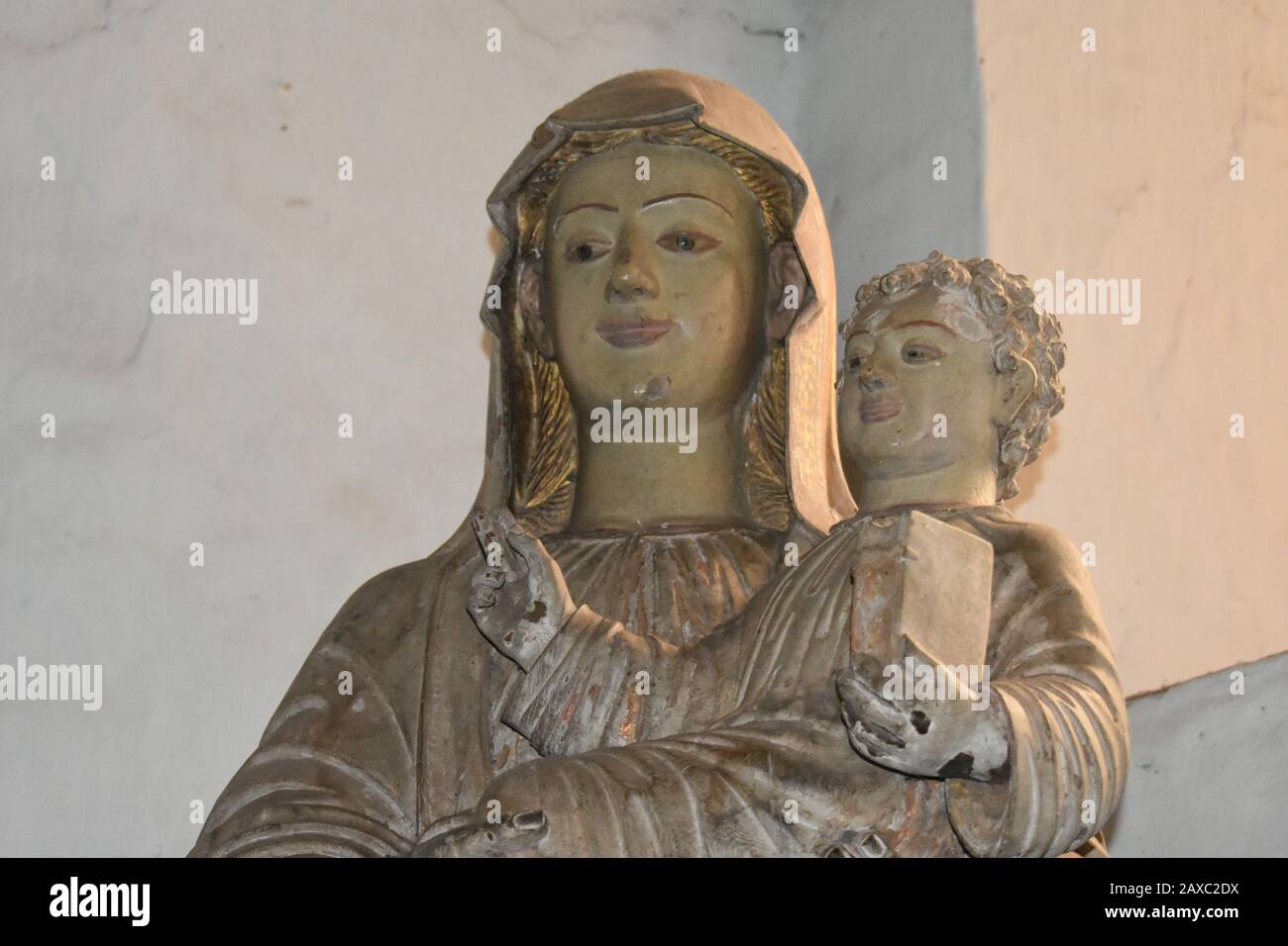 Statue des Jesuskindes im Schoß seiner Mutter Stockfoto