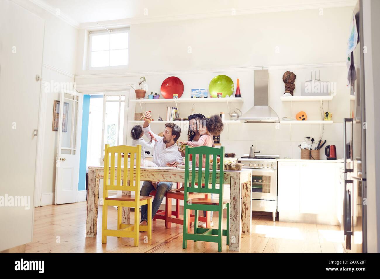 Junge Familie spielt in der Küche Stockfoto