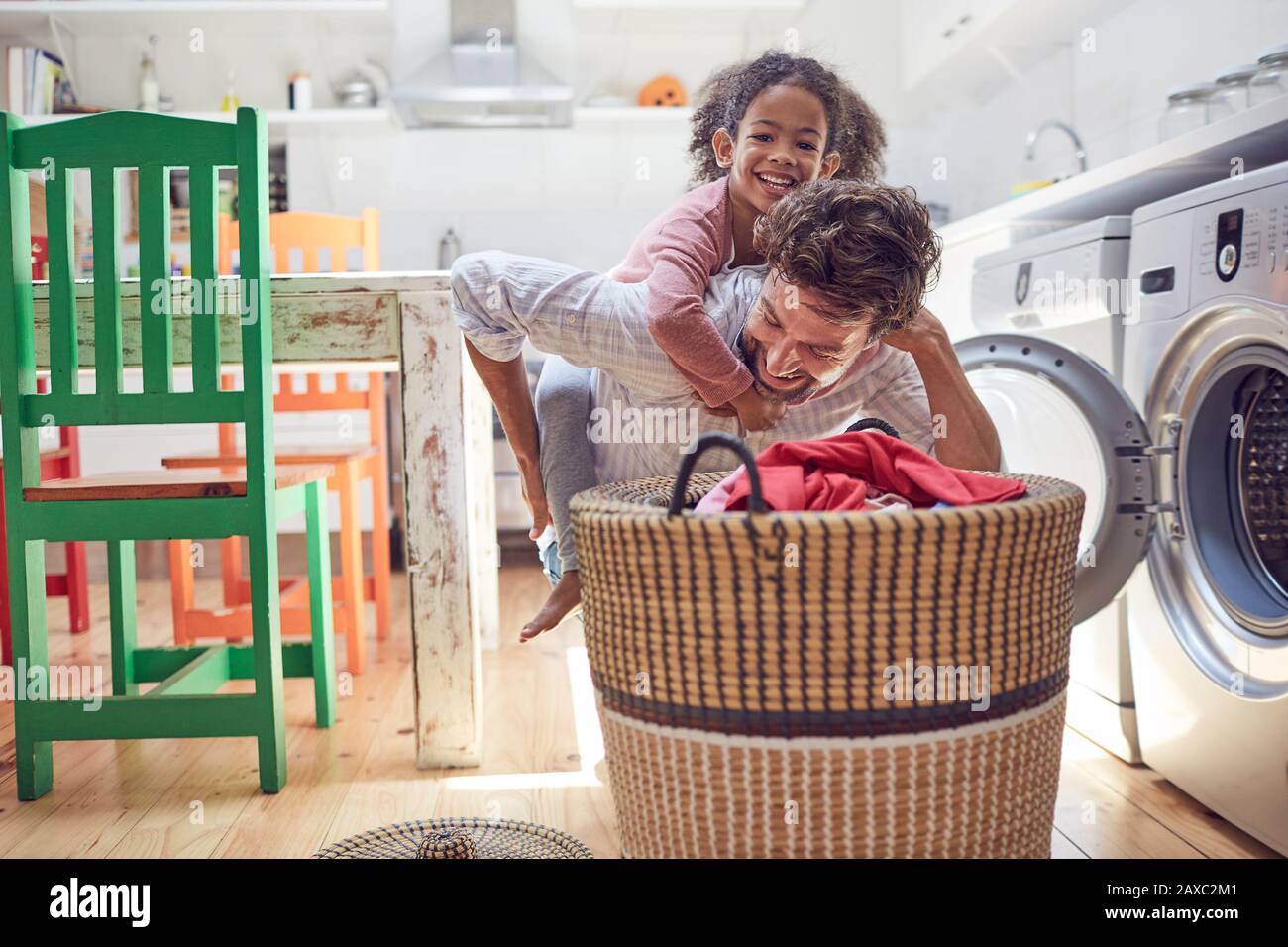 Verspielter Vater und Tochter, die Wäsche waschen Stockfoto