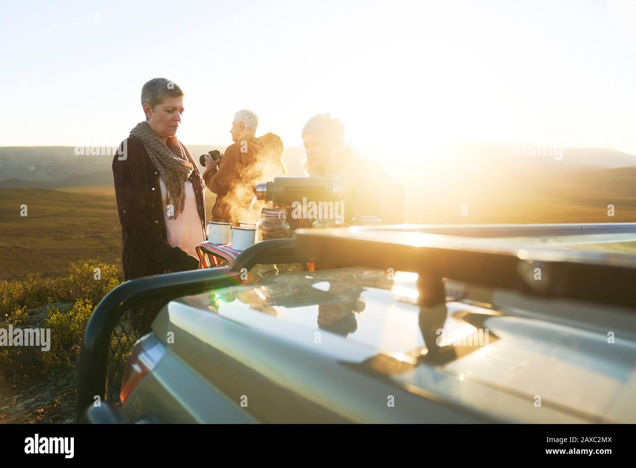Safari-Tour-Gruppe mit heißem Tee bei Sonnenaufgang Stockfoto