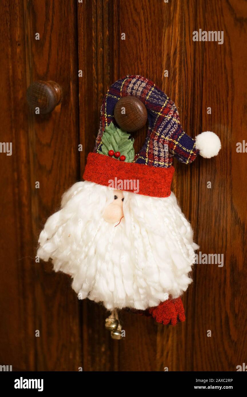 Nahaufnahme eines Santa-Schrank Türknauf Aufhänger mit Karierten Beanie Stockfoto