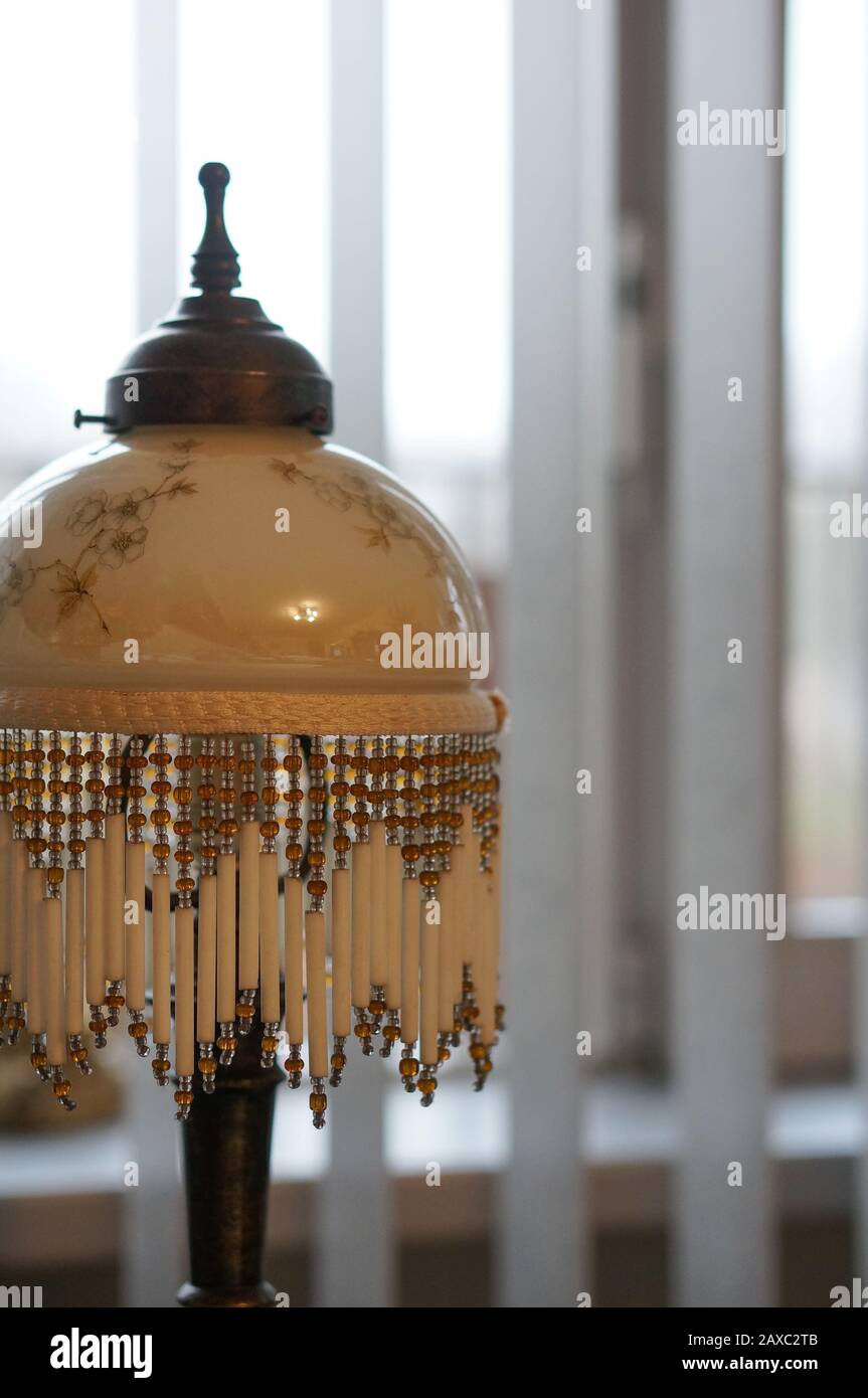 Nahaufnahme weichen Fokus einer Vintage-Tischlampe mit komplizierten Perlenarbeiten als Fransen Stockfoto