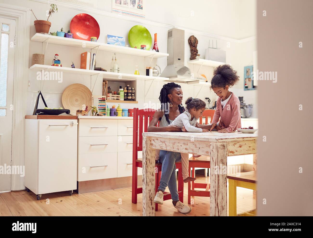 Mutter und Töchter am Küchentisch Stockfoto