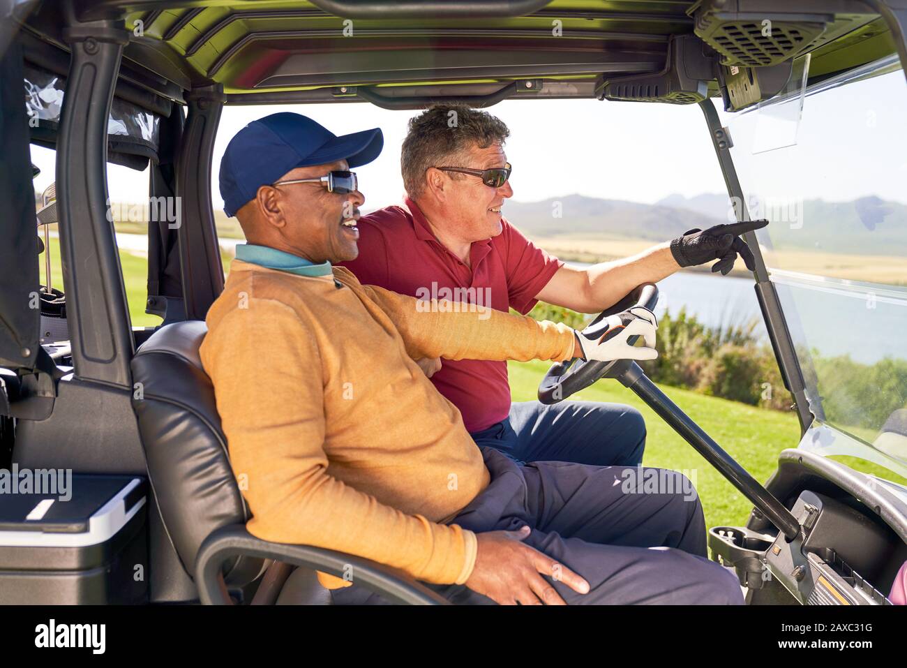 Reife Männer in der Golfkarre Stockfoto